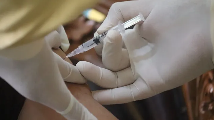 Huh? Werkt een coronavaccin beter met meer bijwerkingen?
