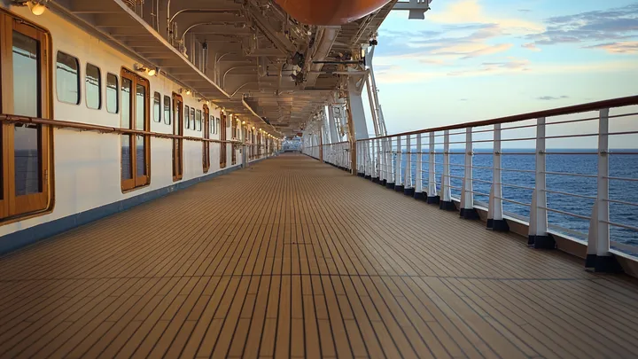 Una nave da crociera incontra i pirati, ma quello che fa un coraggioso passeggero li stupisce tutti!