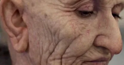 Onherkenbaar.... Je raadt nooit welke bekende Nederlandse actrice onder deze make-up verstopt zit!