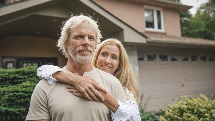 Woman discovers unpleasant surprise on family photo, immediately files for divorce