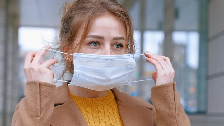 Waarom zijn mondkapjes in het buitenland verplicht en in Nederland niet?