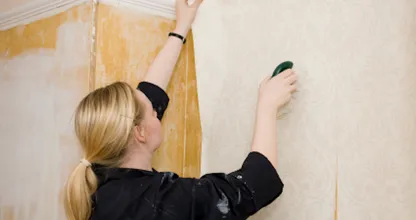 Verblüffend wie einfach es gehen kann! Dank diesem Trick holst du deine alte Tapete in nur wenigen Sekunden von der Wand