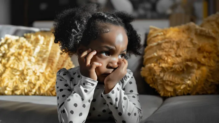 Eine Familie adoptiert ein fünfjähriges Mädchen, aber als sie lernt, Englisch zu sprechen, entdecken sie eine erschreckende Wahrheit!