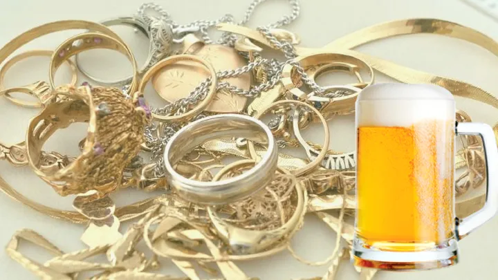 THIS is why you should put your gold jewelry in a glass of beer