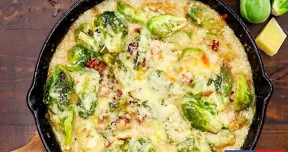 Rezept: Rosenkohl mit Speck und knusprig sahniger Käsesoße.