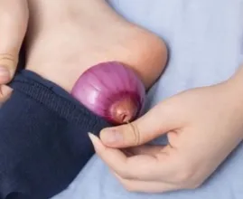 Sie steckt nachts eine halbe Zwiebel in eine Socke. Du wirst nicht glauben was am nächsten morgen geschah