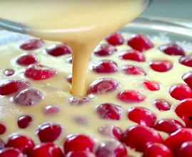 Einfach Teig über Kirschen gießen und dann bekommst du diese Kirschtorte die alles toppt!