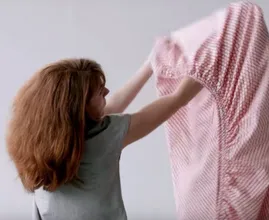Avec cette astuce il sera super facile de plier un drap-housse ! Nous ne savions pas que ce serait aussi simple !