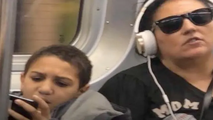 Un inconnu donne une leçon à un adolescent après qu’il ait refusé de bouger ses jambes sur le côté dans le métro