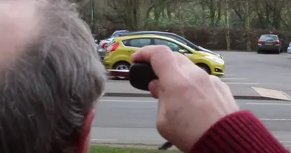 Es por eso por lo que debes sujetar las llaves de tu coche contra la cabeza
