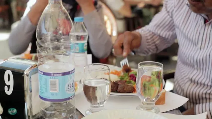 Waarheid of mythe? Hoe slecht is het écht om te drinken tijdens het eten