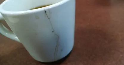 Sie legt das gesprungene Porzellan in warme Milch und danach ist alles wieder heil