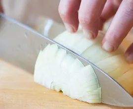 Zwiebeln schneiden ohne dabei zu weinen? Das geht so!