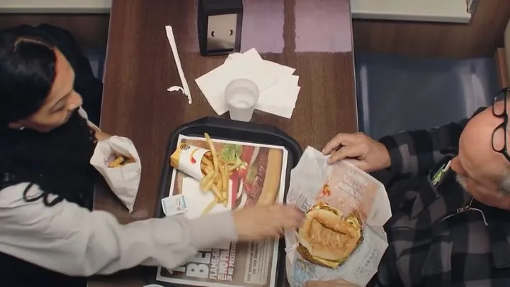 Jugendliche schikanieren Jungen bei Burger King und bemerken den Mann auf der Bank nicht