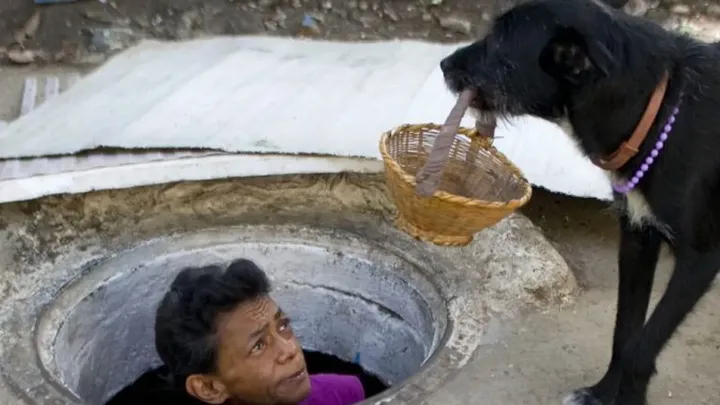 Casal que mora em esgoto há 22 anos mostra como é por dentro