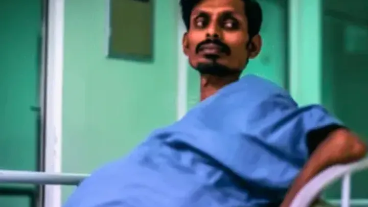 Um homem faz um exame de rotina e o médico olha para a radiografia e sussurra: "Me desculpe"