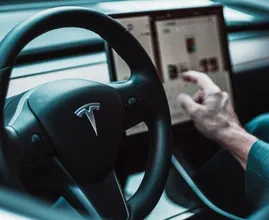 Slapende Tesla-bestuurder rijdt kwartier lang op Duitse snelweg