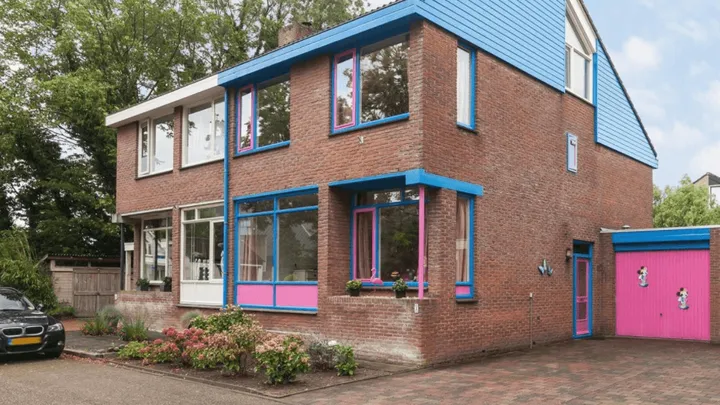 Hou je van roze? Dan moet je dít bijzondere huis op Funda eens bekijken...