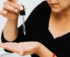 Oto dlaczego warto nacierać stopy oliwą magnezową