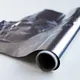 Aquí hay algunas razones para poner papel de aluminio en tu cara