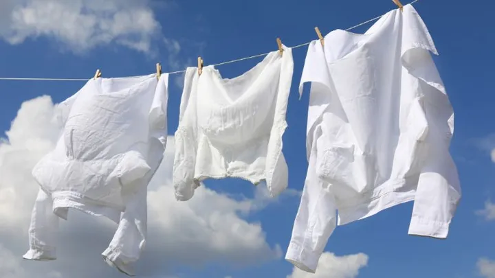 Aha: zo krijg je zweetvlekken uit witte kleding