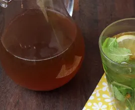 Hast du Eistee schon einmal selber gemacht? Geht ganz leicht und schmeckt sogar besser!