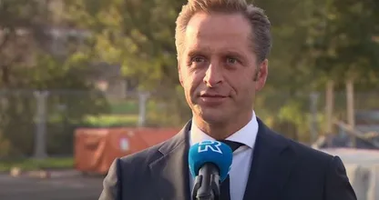 Minister De Jonge: ‘Bepaalde maatregelen gelden wellicht langer voor mensen zonder vaccinatie’