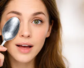 Les gens mettent des cuillères sur leurs yeux, mais devriez-vous le faire ? - Voici ce que nous avons trouvé