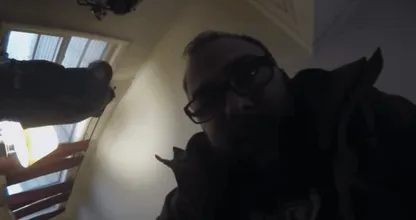 Deze man wilde graag weten wat zijn hond doet als hij weggaat. Dit filmpje moet je even zien!