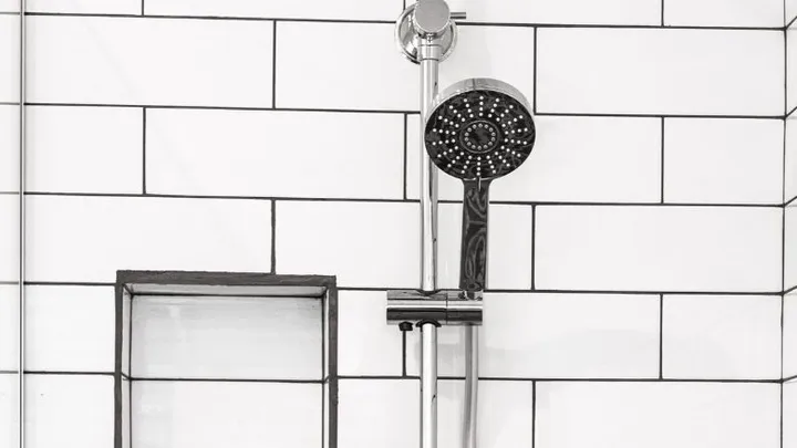 C'est pourquoi vous devez nettoyer votre pomme de douche avec du bicarbonate de soude