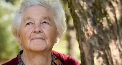 Bejaarde vrouw (89) wordt geweigerd uit business class, maar dan ontdekken ze wie ze werkelijk is