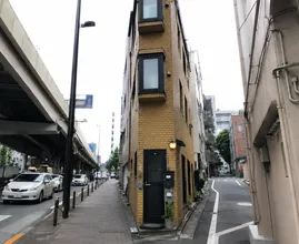 Estudante vive no menor apartamento do Japão, que custa US$ 300 por mês - e nunca vimos nada parecido!