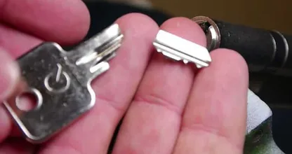 鍵屋を呼ばずにドアロックから壊れた鍵を取り出す方法