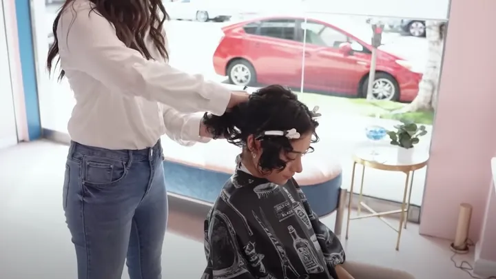 Cabeleireira faz descoberta chocante após menina se recusar a pentear o cabelo