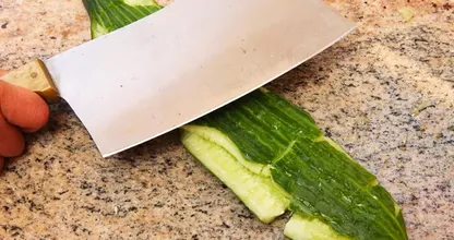 Aus diesem Grund sollte man eine Gurke vor dem Essen zerdrücken