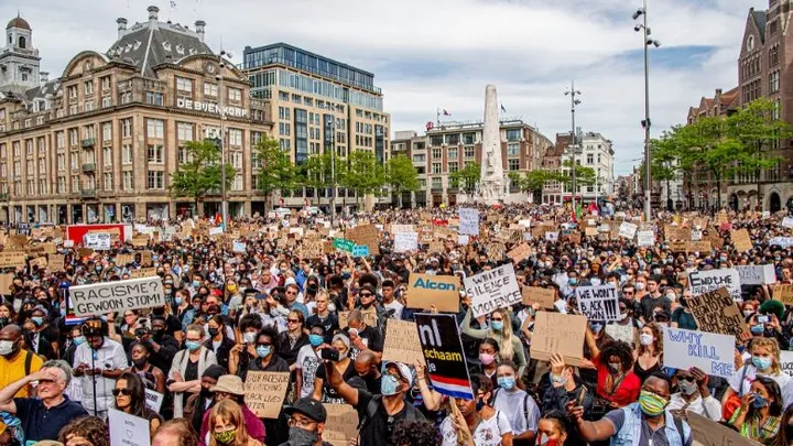 Ook bekende Nederlanders aanwezig tijdens protest op de Dam