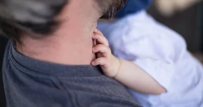 Vader die huilend zoontje doodsloeg opnieuw opgepakt voor zware mishandeling dochtertje