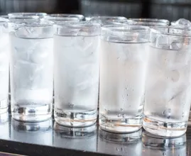Esto le sucede a tu cuerpo cuando bebes demasiada agua