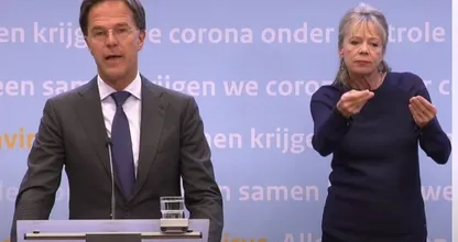 Nieuwe gebarentolk gaat viral na uitbeelden ‘kip zonder kop’