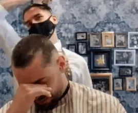 Parrucchiere si rade i capelli per solidarietà con un paziente malato di cancro