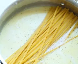 Diese fantastischen Spaghetti werden mit 6 Zutaten aber nur in einem Topf gemacht! Das musst du ausprobieren!