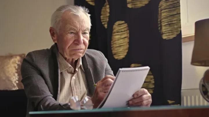 Dying grandpa teaches selfish granddaughter, who refused to take care of him, a lesson