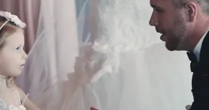 Bruidegom laat de bruid staan tijdens de ceremonie, kijk wat hij dan doet! Zo ontroerend.