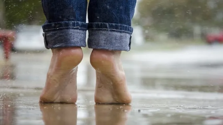 6 conseils sur comment empêcher et se débarrasser des pieds qui transpirent