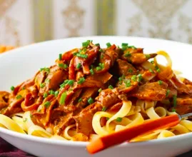 Kein Wunder warum dieses Rezept im Internet umher geht; das wohl leckerste Bœuf Stroganoff der Welt.