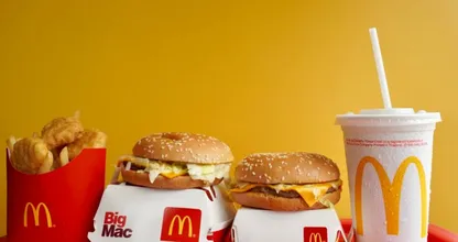 Wow: pasgetrouwd stel bestelt 300 burgers en tassen vol friet van McDonalds