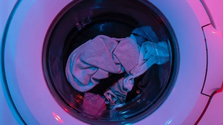 Zo zorg je ervoor dat verkleurde was zijn eigen kleur terugkrijgt