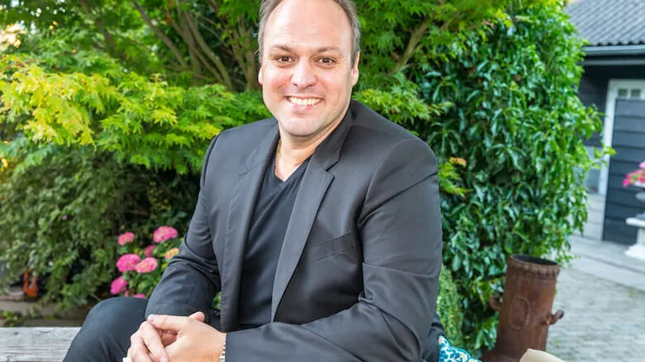 Dit wil je zien: Christiaan Bauer doet vader Frans perfect na