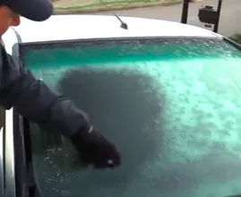With this trick you will defrost the windshield of your car in seconds!