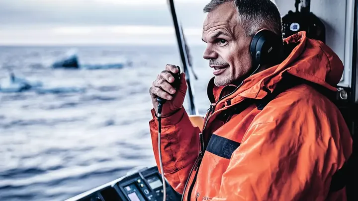 Un oso polar intenta llamar la atención de un barco pesquero. Cuando la tripulación se da cuenta del motivo, bajan un barco de rescate
